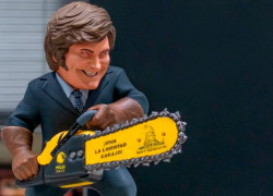 Javier Milei con una motosierra