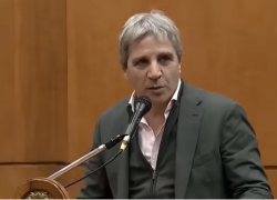 Luis Toto Caputo en atril