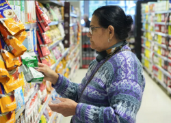 Mujer haciendo compras en supermercado
